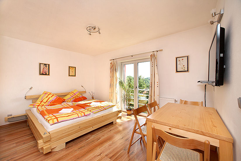 Room no. 5 - Four-bed Apartment with own bathroom + separated bedrooms, Bezchlebovi - Accommodation Český Krumlov